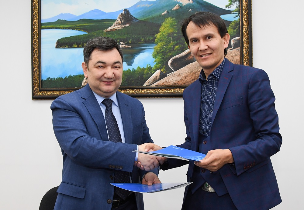 «Egemen Qazaqstan» men «Kazbilim» basshylary memorandýmǵa qol qoıdy