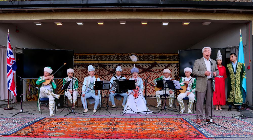 «Aqmeshit» folklorlyq ansambli Londonda óner kórsetti