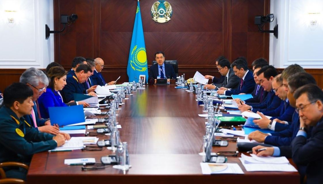 Úkimet basshysy jataqhanalar qurylysyn keńeıtýdi tapsyrdy