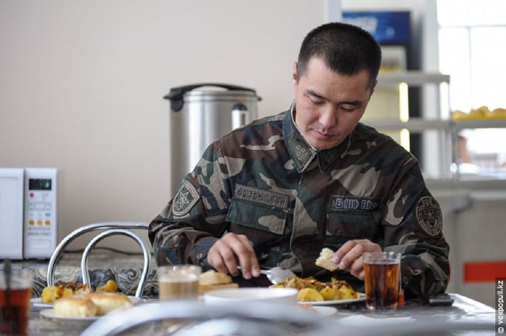 Úkimet saǵatynda jaýyngerlerge beriletin qunarsyz as máselesi qaraldy