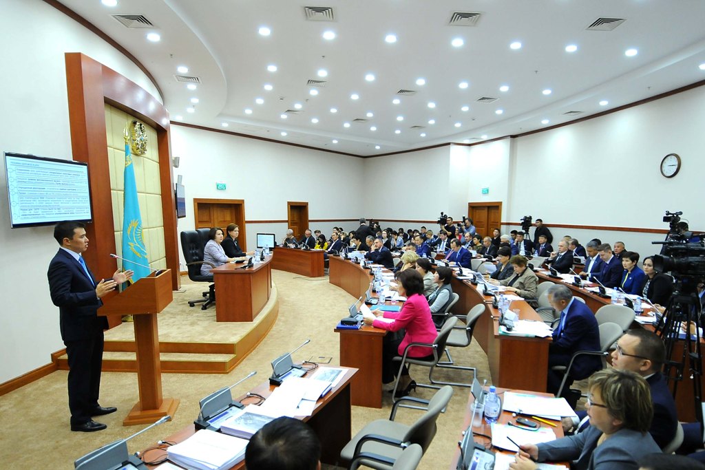 Úkimetke «Neke (erli-zaıyptylyq) jáne otbasy týraly» kodekske túzetýler en­gizýdi qaraýǵa usynym berildi