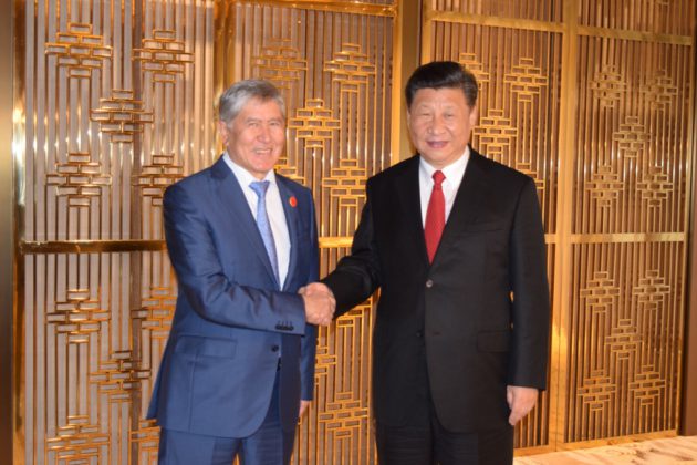 Almazbek Atambaev pen QHR tóraǵasy Sı Szınpın kezdesti