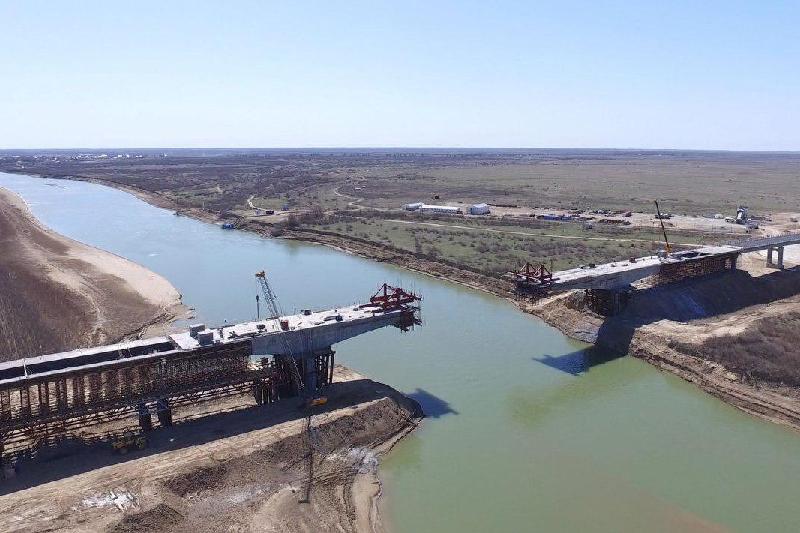 Baqytjan Saǵyntaev Jaıyq ózeninen ótetin kópir qurylysymen tanysty