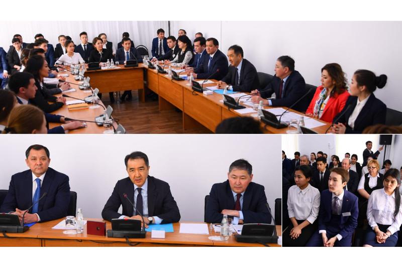 Premer-Mınıstr atyraýlyq stýdenttermen, oqý oryndarynyń basshylarymen kezdesti