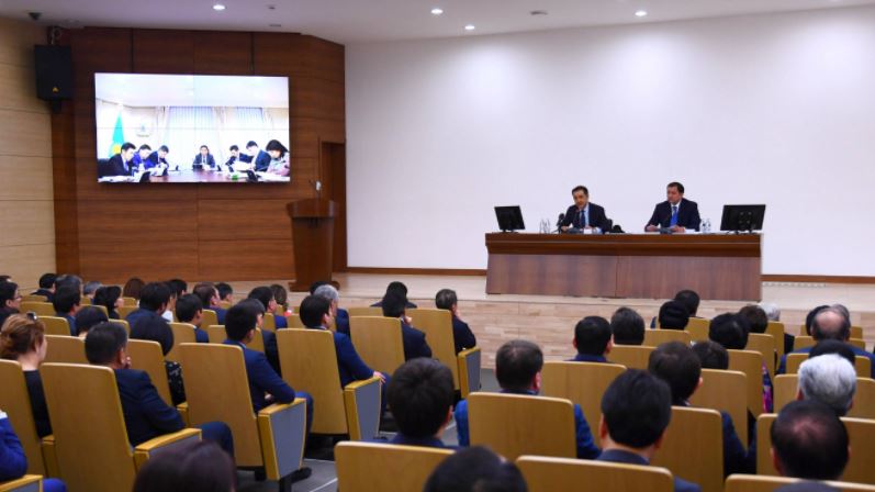 Premer-Mınıstr Atyraý oblysynyń aktıvimen jáne kásipkerlerimen kezdesti