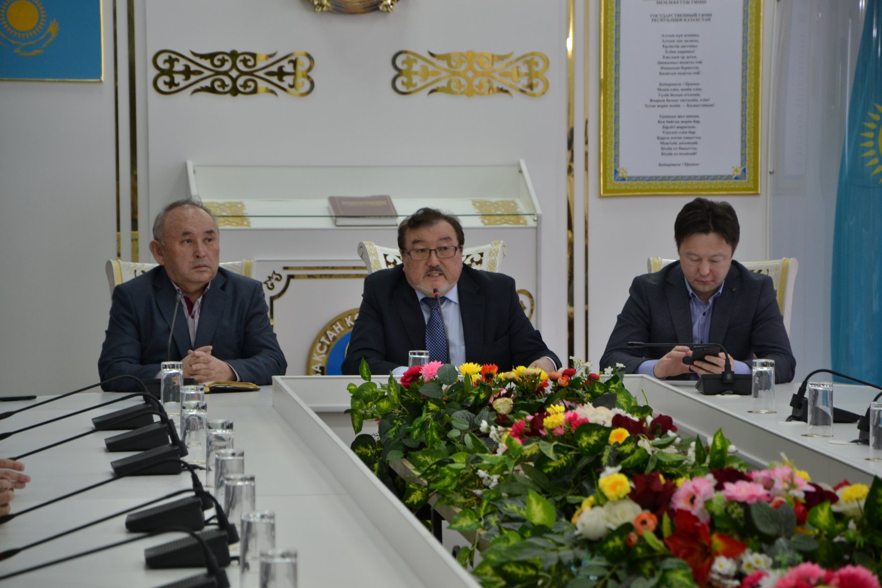 Jazýshylar odaǵynyń tóraǵasy Astanadaǵy qalamgerlermen kezdesti