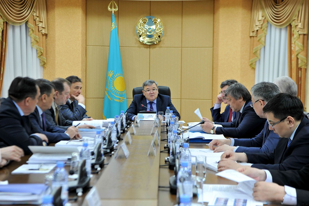 Senatorlar kásipkerlik qyzmetti retteý máseleleri jónindegi zań jobasyn qarady