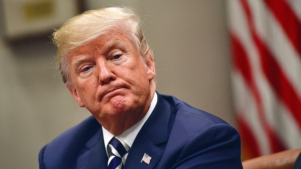 Tramp Reseıge jańa sanksııa salýdy keıinge qaldyrdy
