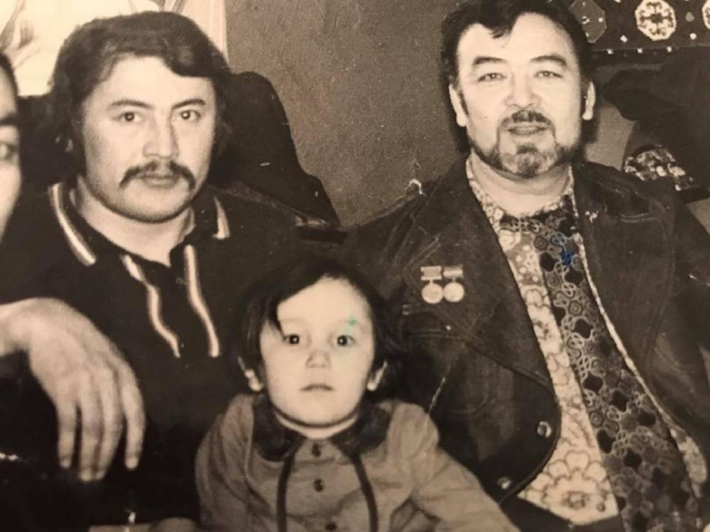 Bir sýrettiń syry: Qos talanttyń ortasyndaǵy sábı kim?