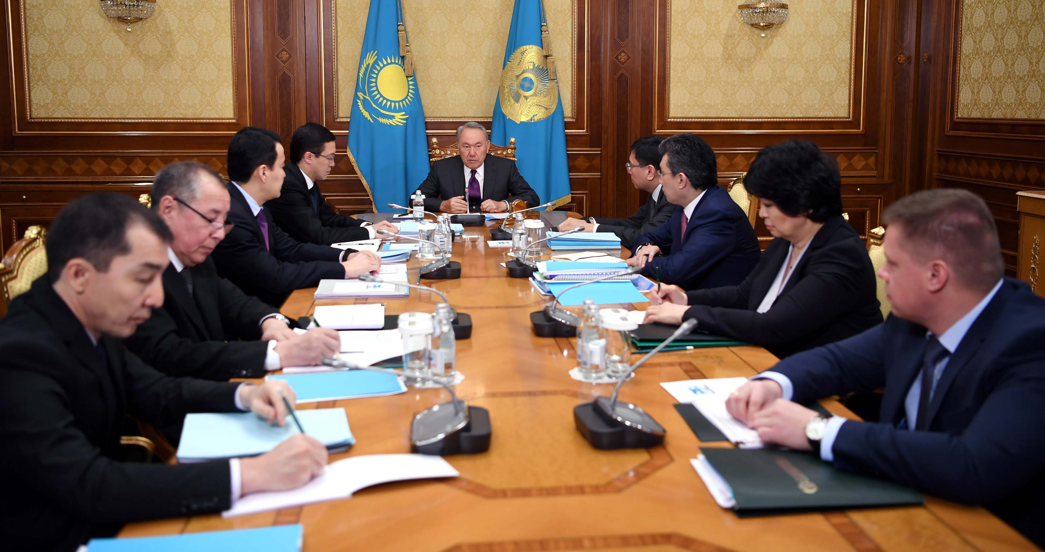 Qazaqstan Prezıdenti Ulttyq bank qyzmetiniń qorytyndylary jóninde keńes ótkizdi