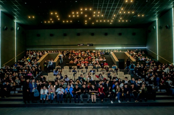 Stýdentter «Ámire» fılmin tamashalady
