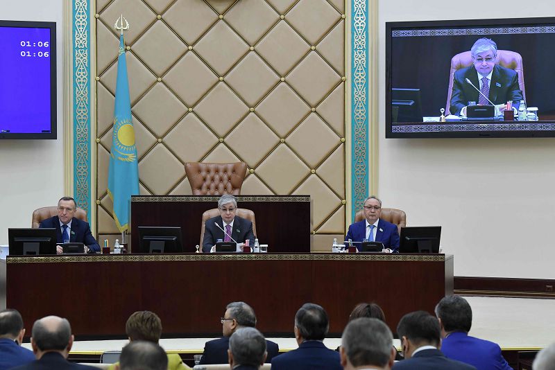 Keshe senatorlar alty zań qabyldady