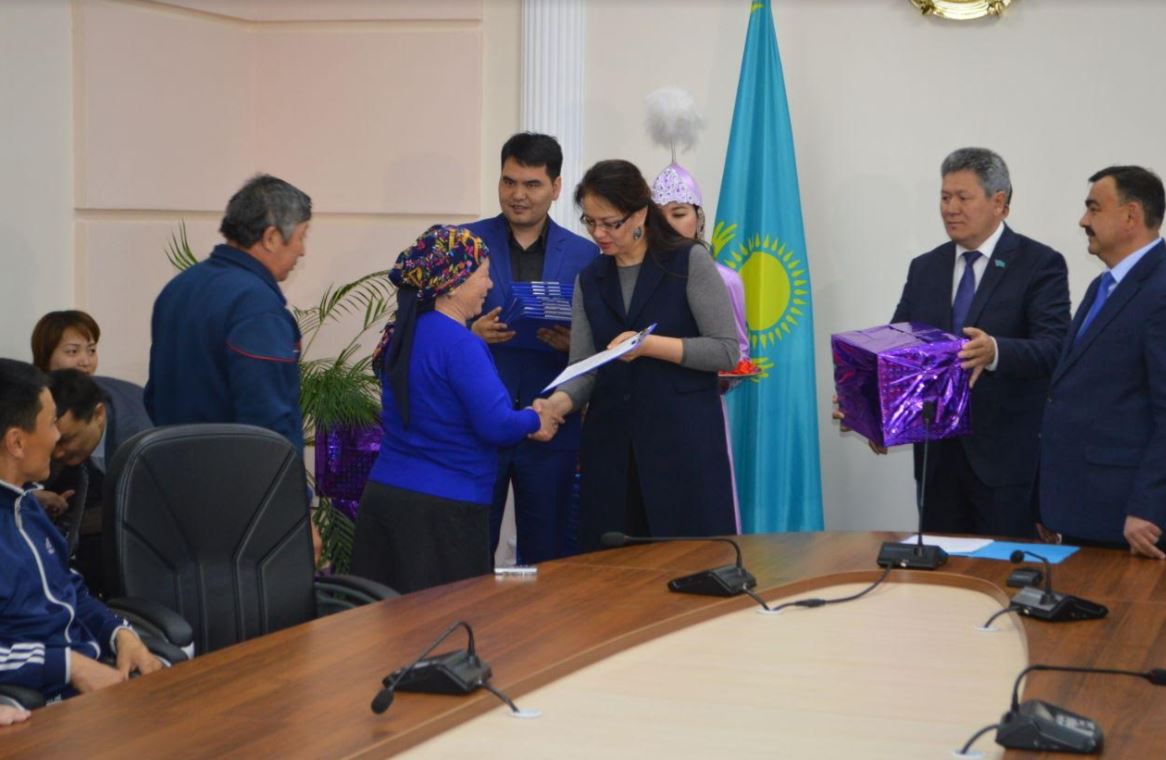 Aıagózde qarǵyn sýdan zardap shekken 13 otbasyna baspana kilti tabystaldy