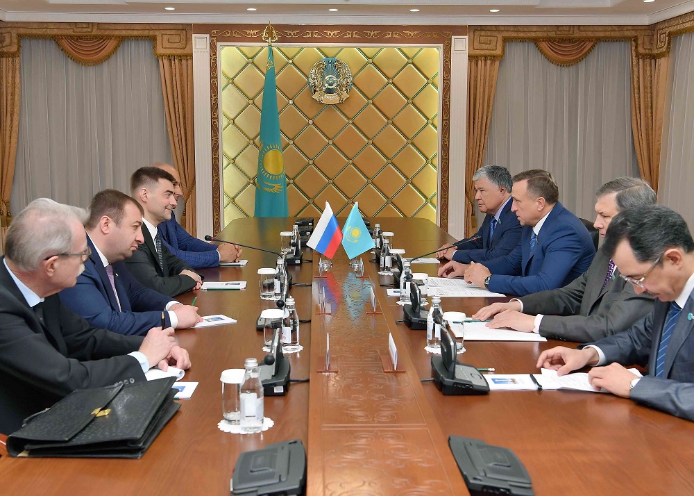 Senat Tóraǵasynyń orynbasary «Edınaıa Rossııa» partııasynyń ókilimen kezdesti