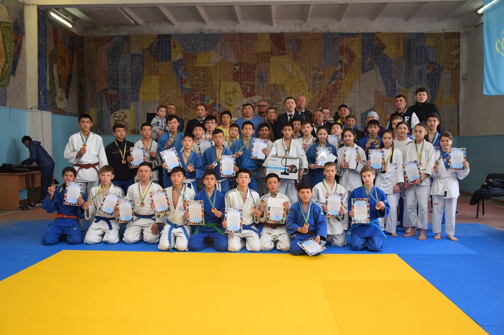 Maıqaıyń kentinde dzıýdo kúresinen ashyq týrnır ótti