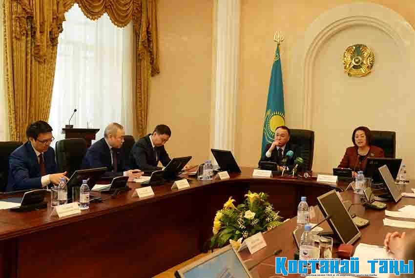 Qostanaıda senatorlar kóshpeli otyrys ótkizdi