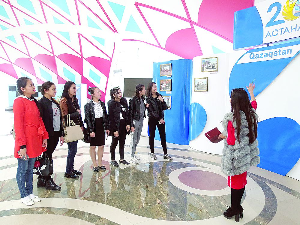 «Qazaq tilindegi 100 jańa oqýlyq» jobasyn talqylaý jumystary bastaldy