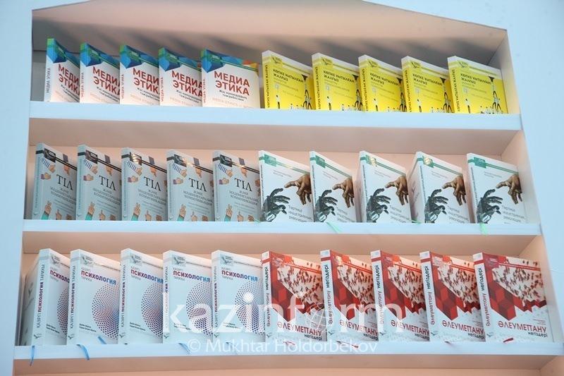 «Qazaq tilindegi 100 jańa oqýlyq» jobasy ná­­tıjesin saraptaýǵa arnalǵan eks­pe­rttik kezdesý ótti