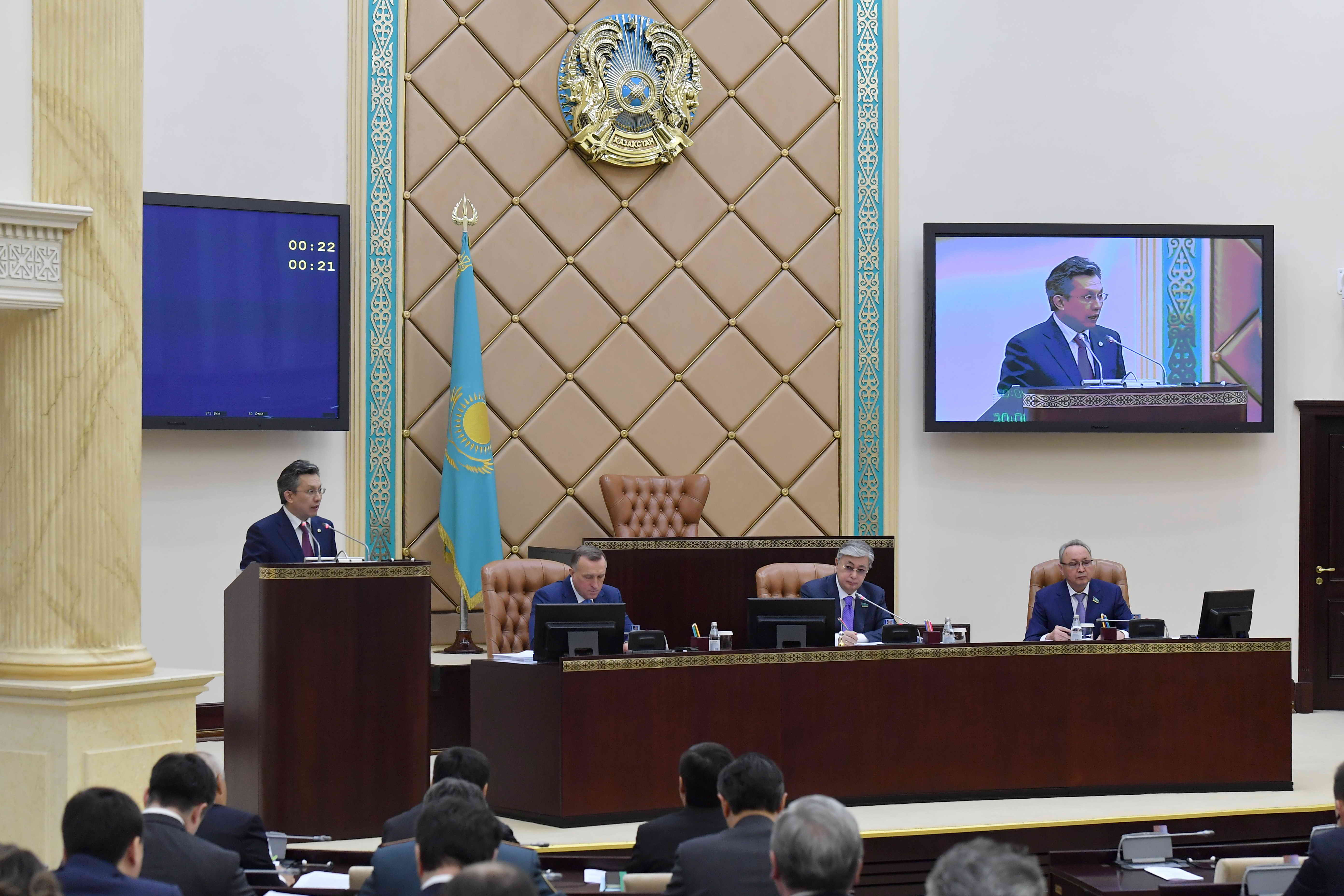 Senat úsh jyldyq bıýdjetke túzetýlerdi qabyldady
