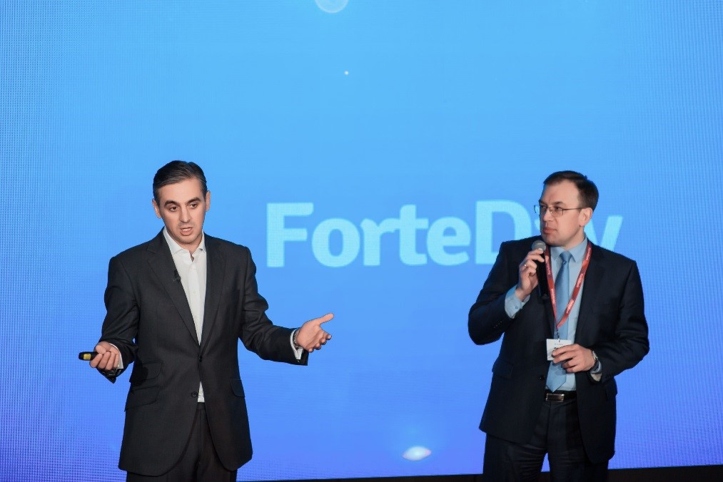 Kartasyz aqsha alyp, karta nomerinsiz aýdarym jasaýǵa bolady