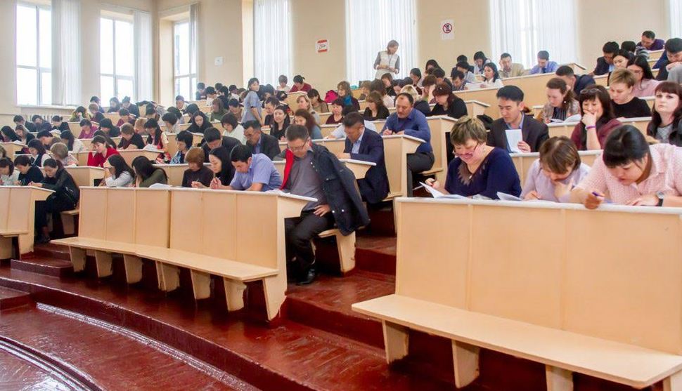 Shyǵys Qazaqstanda memlekettik qyzmetkerler test tapsyryp jatyr