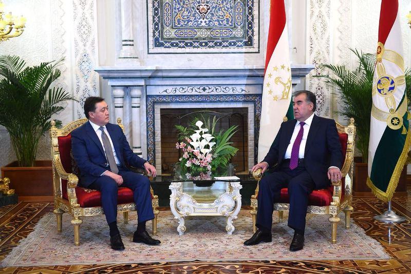 Asqar Mamın Tájikstan prezıdentimen kezdesti