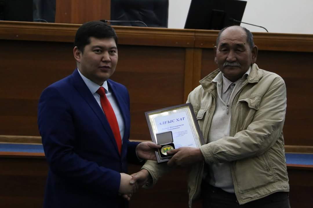 О́skemende tasqyn kezinde kómektesken azamattar marapattaldy