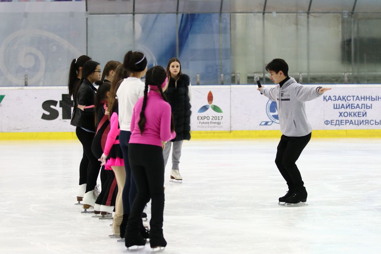 Denıs Ten Atyraýda mánerlep syrǵanaýdan sheberlik saǵatyn ótkizdi