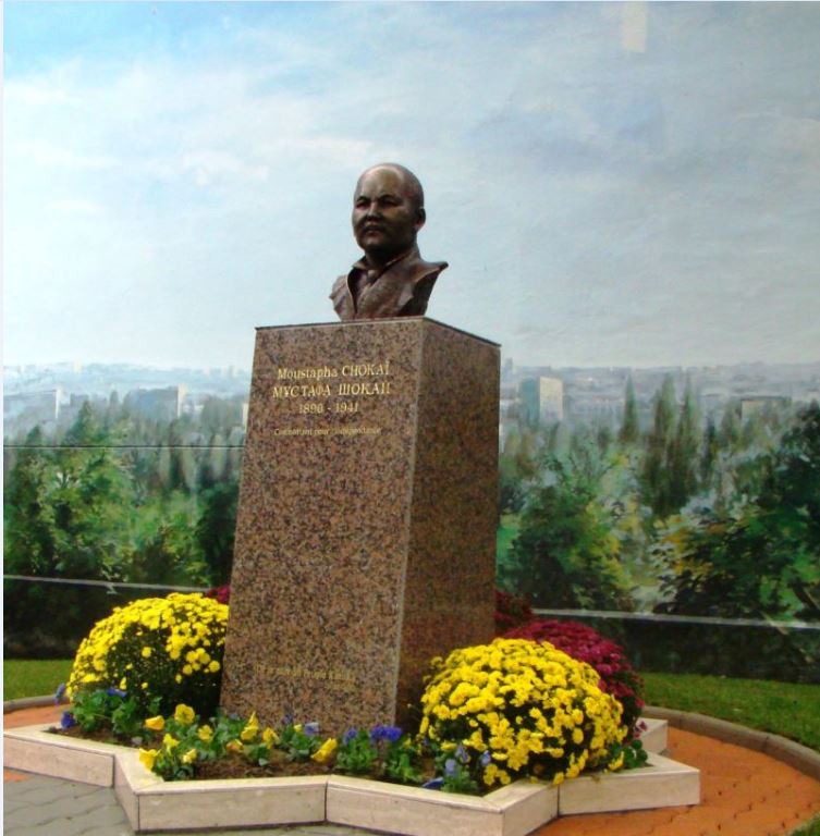 Mustafa Shoqaıdyń bıýstine gúl shoqtaryn qoıdy