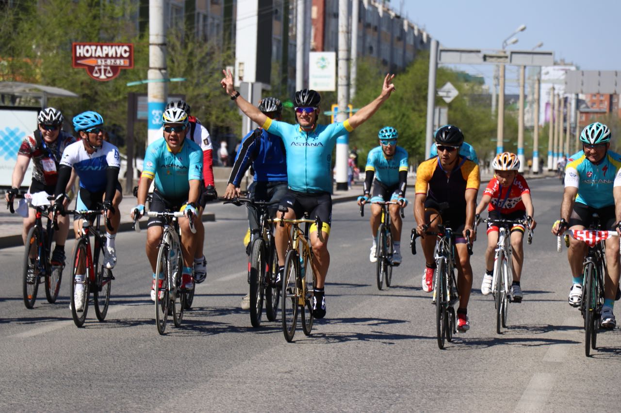 Atyraýda ótken buqaralyq velojarysqa Aleksandr Vınokýrov qatysty