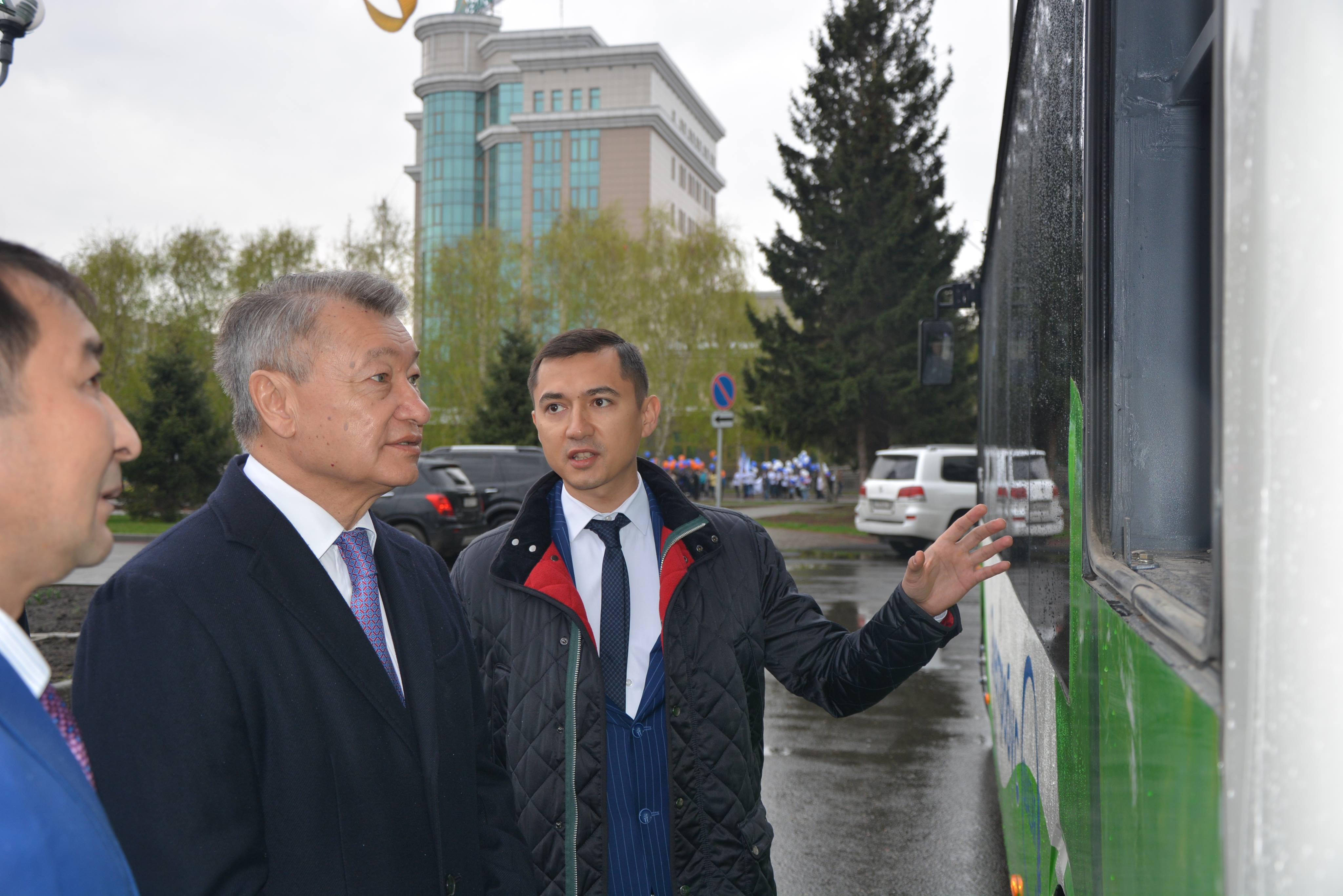 О́skemende elektrobýs synaqtan ótkizilip jatyr