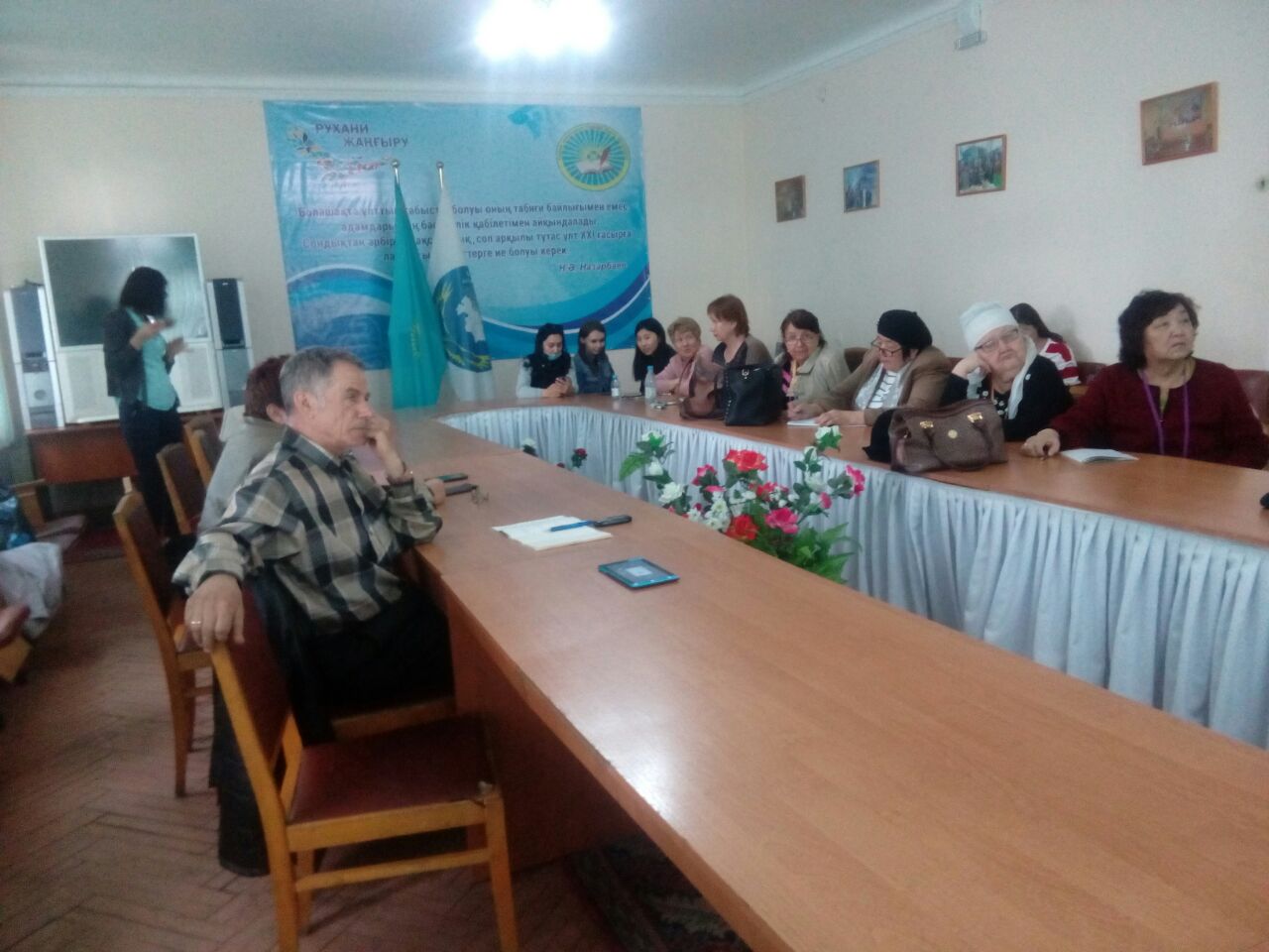 Semeıde «Apalar, atalar jáne smartfon» trenıng-sabaqtary ótkizildi