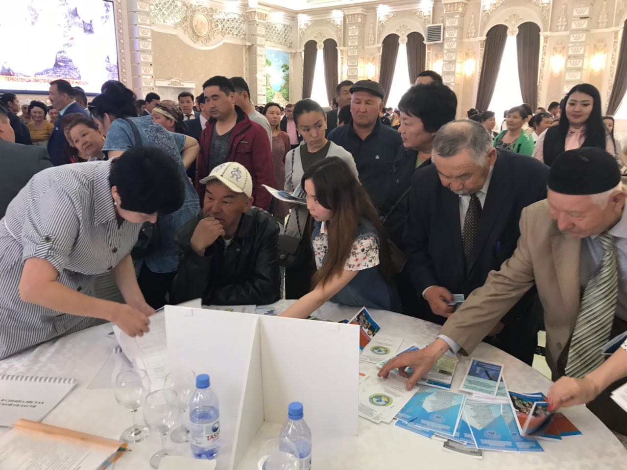 Mańǵystaýda Qostanaı oblysyna erikti qonys aýdarý jáne bos jumys oryndary jármeńkesi ótti