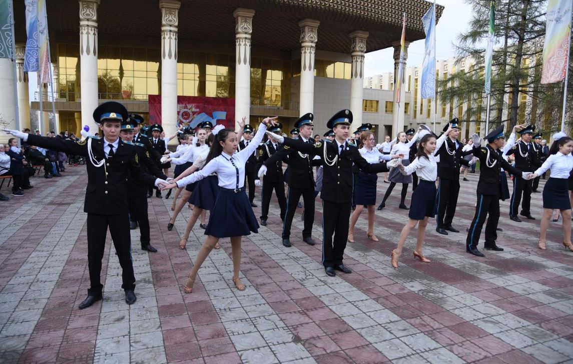 Pavlodarda 80 jup «Jeńis valsin» bıledi