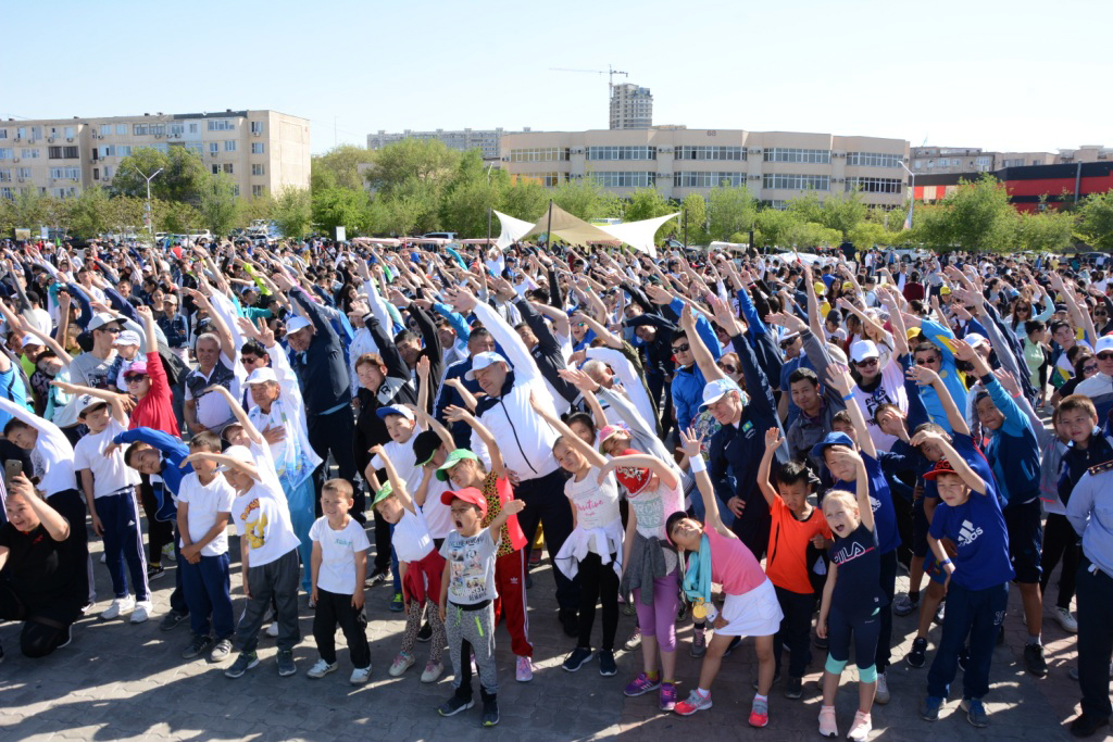 Aqtaý turǵyndary tanymal sportshylarmen birge tańǵy jattyǵý jasady