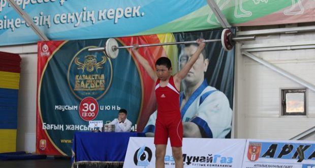 Arqalyqta aýyr atlet Gaıdar Sarjanovty eske alýǵa arnalǵan týrnır ótti