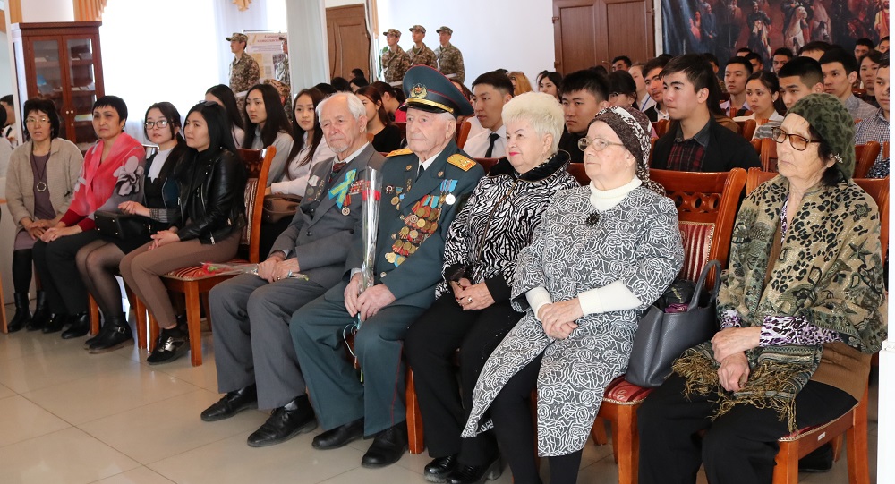 Semeıde coǵys jyldary týǵan ánderge arnalǵan ádebı-mýzykalyq kesh  ótti