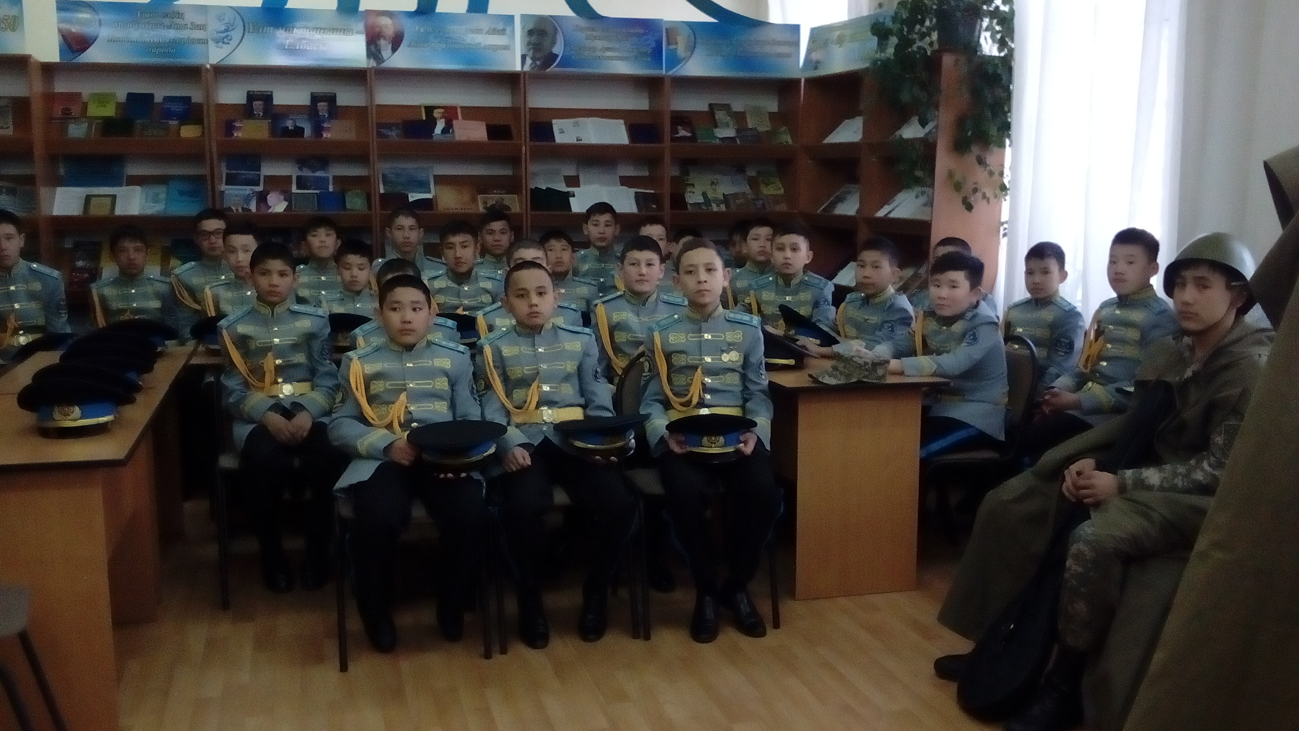 Semeıdegi Sh.Ýálıhanov atyndaǵy «Jas ulan» lıseıiniń kýrsanttary tarıhı sabaqqa qatysty