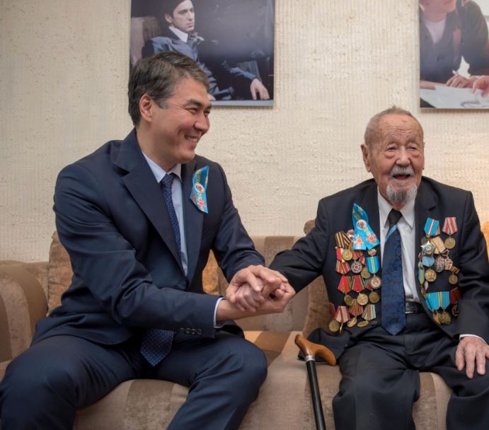 Áset Isekeshev ardagerlerdiń úıinde bolyp qaıtty