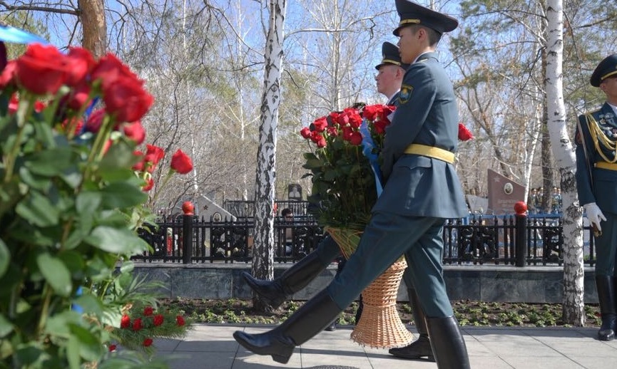 Astanada jaýyngerler zıratyna gúl shoqtaryn qoıý rásimi ótti