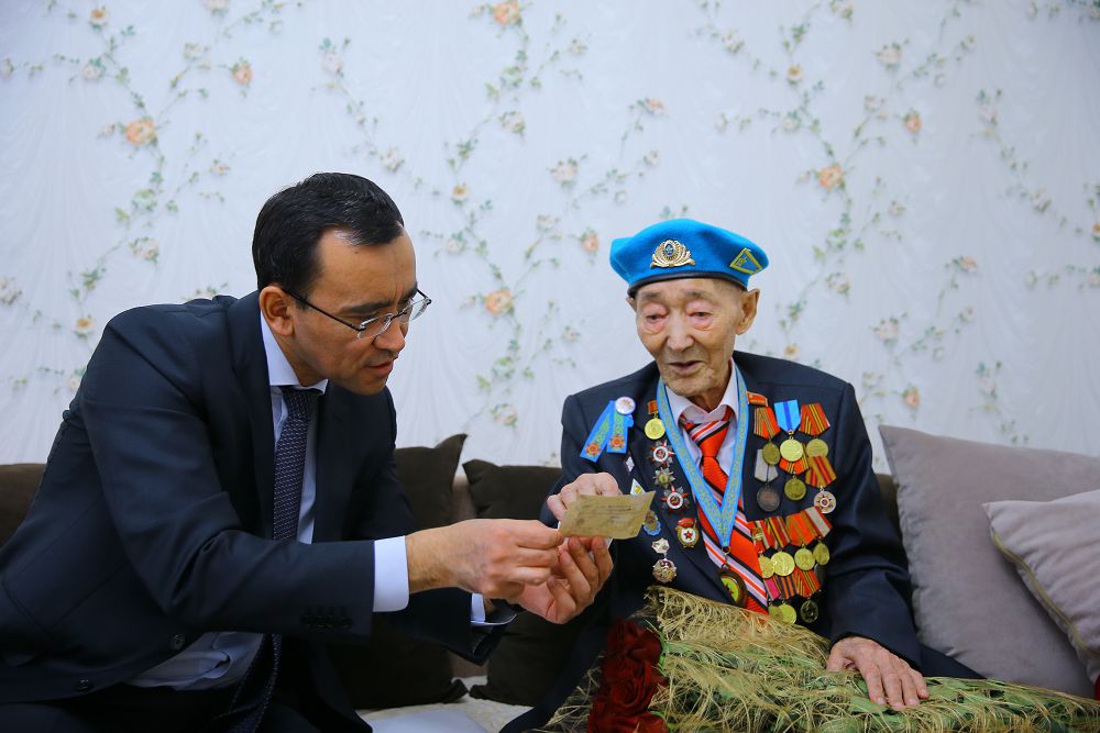 «Nur Otan» partııasy «Erlik eshqashan umytylmaıdy» atty aksııany qolǵa aldy