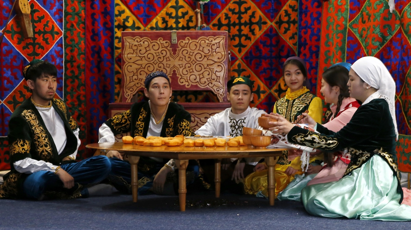 Pavlodarda stýdentter «Adamjúsip» pesasyn qoıdy