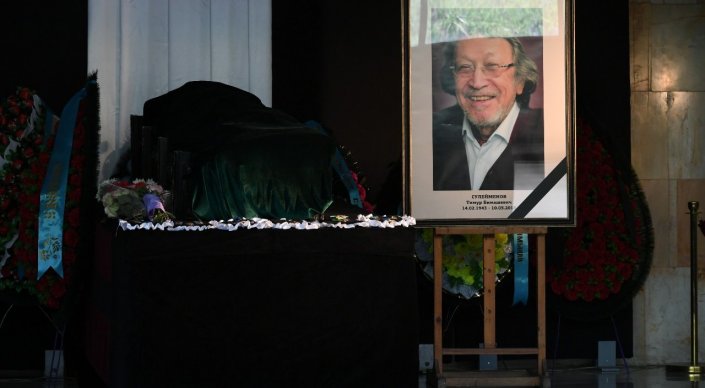 Almatyda teńge dızaınyn jasaǵan Tımýr Súleımenovpen qoshtasý rásimi ótti