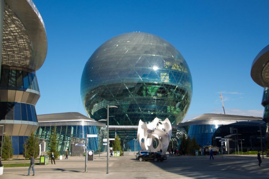 Eýropalyq parlament delegasııasy «Nur Álem» pavılonynan zor ásermen oraldy