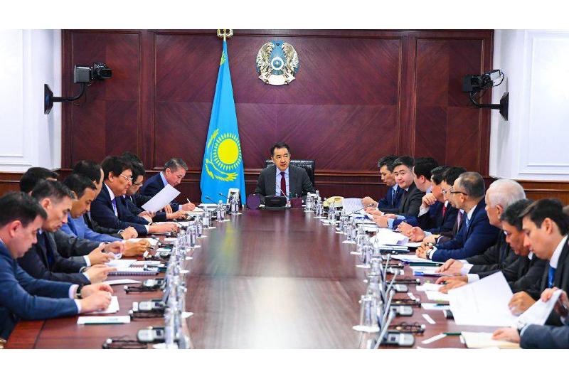 Premer-Mınıstr О́nerkásiptik damý jónindegi komıssııanyń otyrysyn ótkizdi