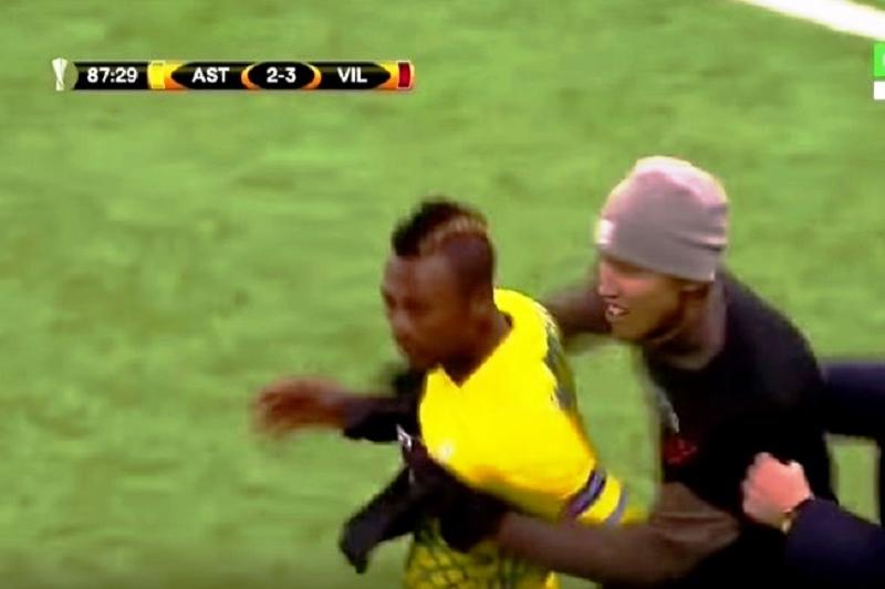 «Astana» - «Vıllıarreal» arasyndaǵy matchta alańǵa júgirip shyqqan jankúıer aıyppul tóleıtin boldy