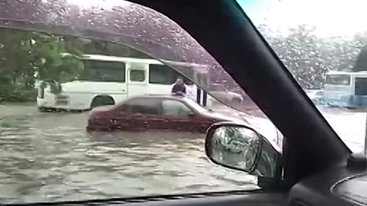 Almatyda jańbyrdan bolǵan sý tasqynynan 24 oqıǵa tirkeldi