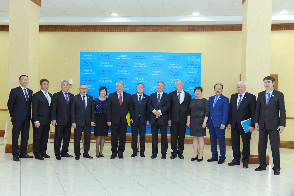 Májilis depýtattary chehııalyq áriptesterimen kezdesti