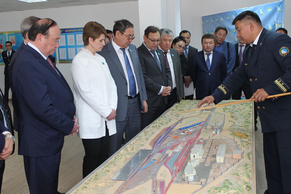 Qarjy jáne bıýdjet komıteti Almaty oblysynda kóshpeli otyrys ótkizdi