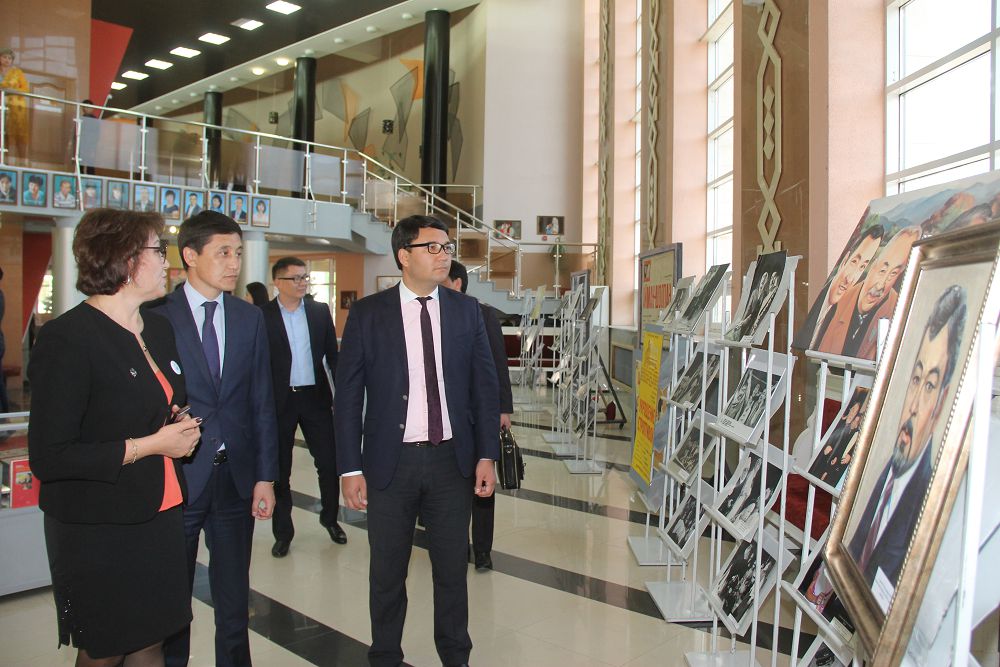 Áýezov teatrynyń Aqjaıyqtaǵy kúnderi